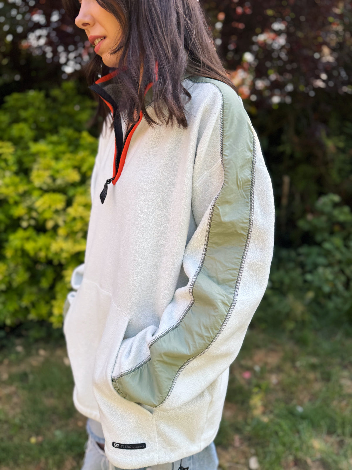 This Vintage 1/4 Zip Fleece Pullover is the ultimate blend of comfort and classic retro style. Made from soft, insulating fleece, it features a quarter-zip neckline, high collar, and relaxed unisex fit — perfect for layering on cool days or adding a nostalgic edge to your everyday look.
Inspired by 90s and Y2K fashion, this cozy fleece delivers that laid-back thrifted vibe that never goes out of style. Ideal for vintage lovers, casual streetwear fans, and anyone chasing a bit of old-school