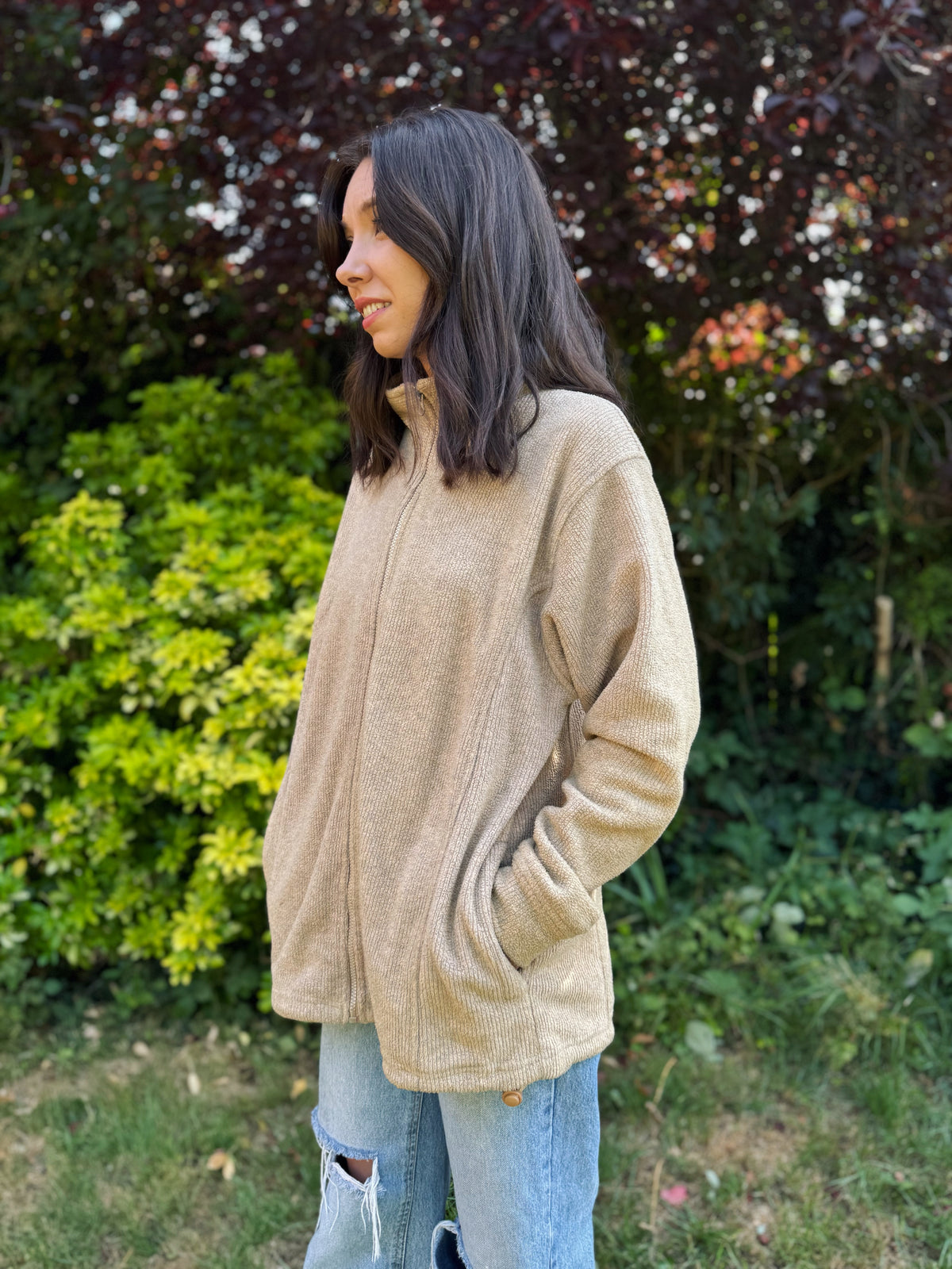 Soft, cozy, and neutral 
Vintage ribbed zip-up fleece jacket – clean girl / softcore vibes for everyday fits.
Warm, minimal, and one of a kind