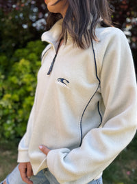 Vintage surfwear fans, casual streetwear, 90s-inspired fits, outdoor layering, or everyday comfort.

