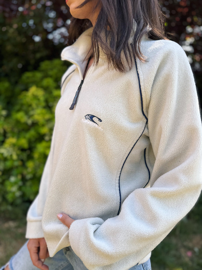 Vintage surfwear fans, casual streetwear, 90s-inspired fits, outdoor layering, or everyday comfort.

