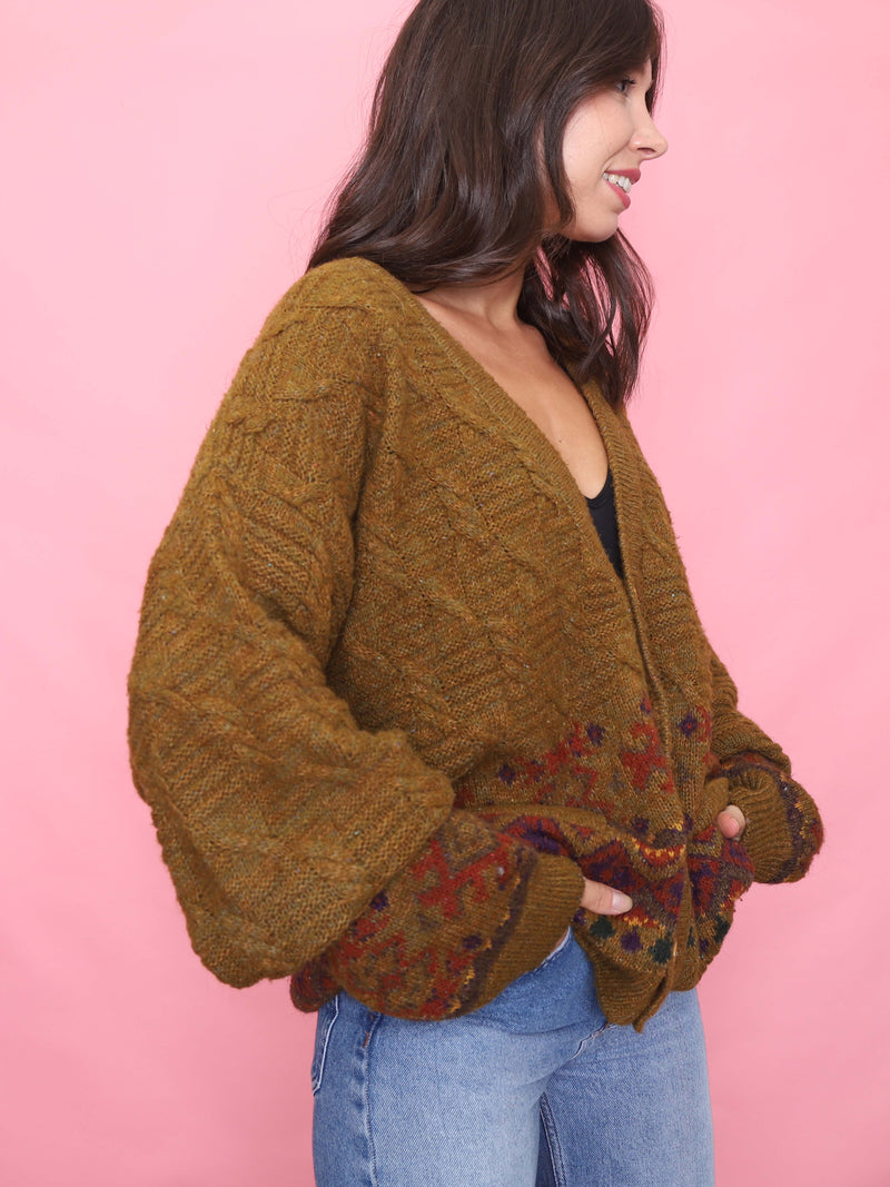 Model wearing a vintage brown knit cardigan with colourful pattern details and oversized fit – cosy autumn aesthetic.